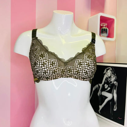 Manekýn s krajkovou podprsenkou a obrázkem ženy od Victoria’s Secret
