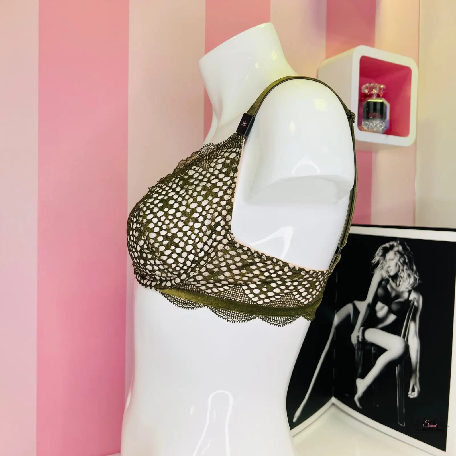 Bílý manekýn s černobílou fotografií a krajkovou podprsenkou Victoria’s Secret