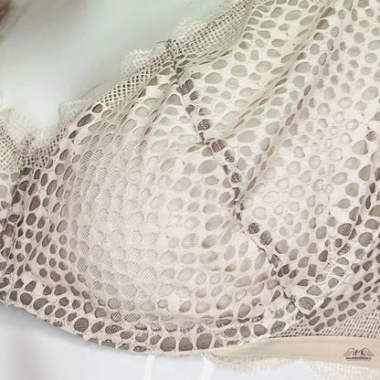 Detailní záběr na krajkovou podprsenku s kočkou od Victoria’s Secret