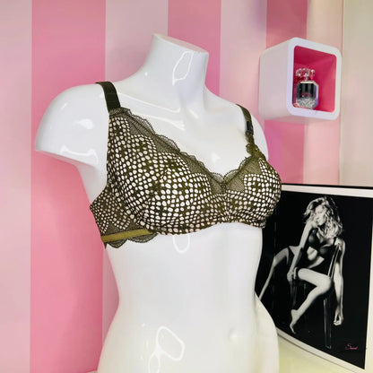 Krajková podprsenka Araffe na manekýně s fotkou ženy v bikinách od Victoria’s Secret