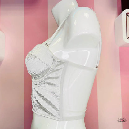 Bílý bezramínkový svatební korzet vystavený na modelu manekýna