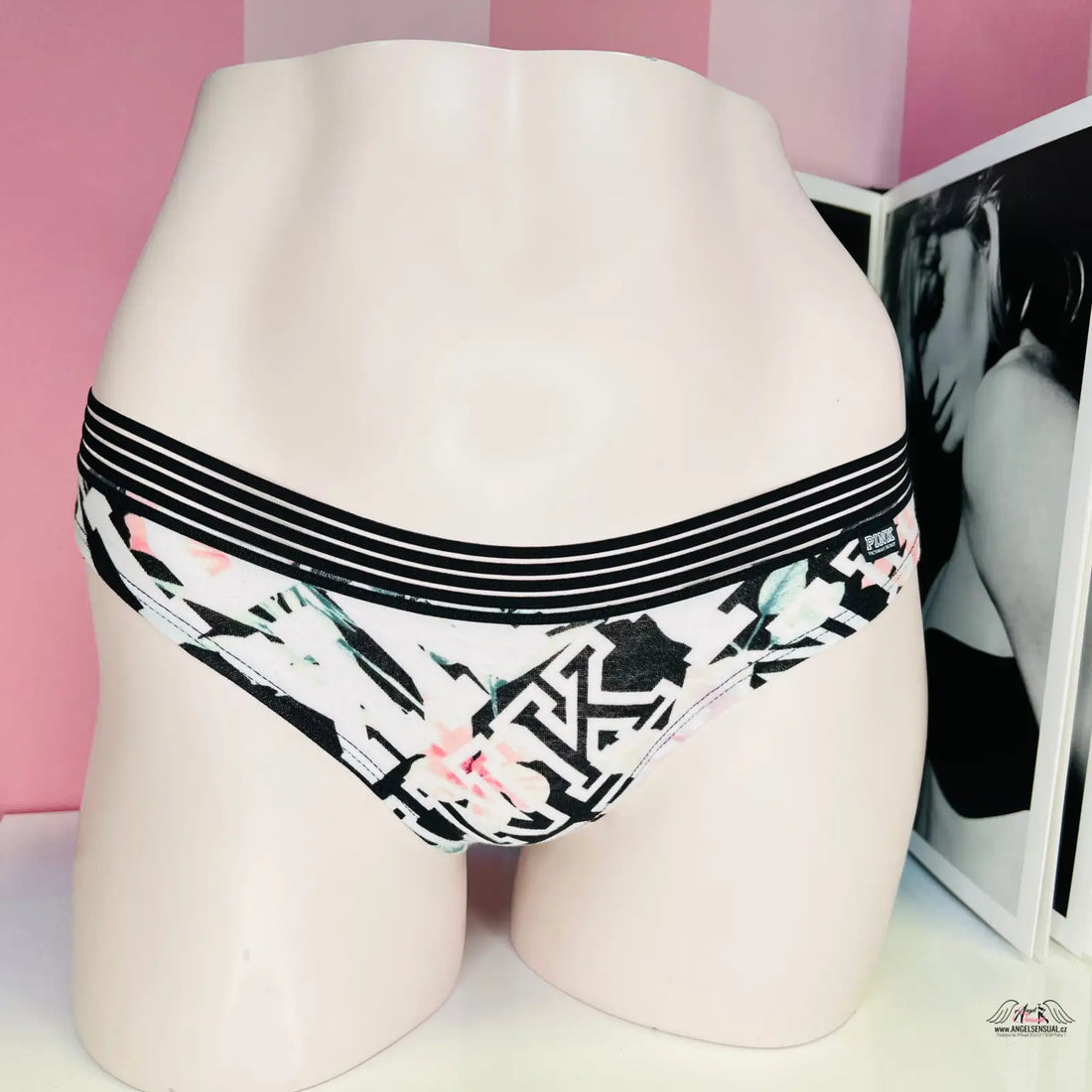 Detailní záběr na bikiny s černobílým vzorem od Victoria’s Secret