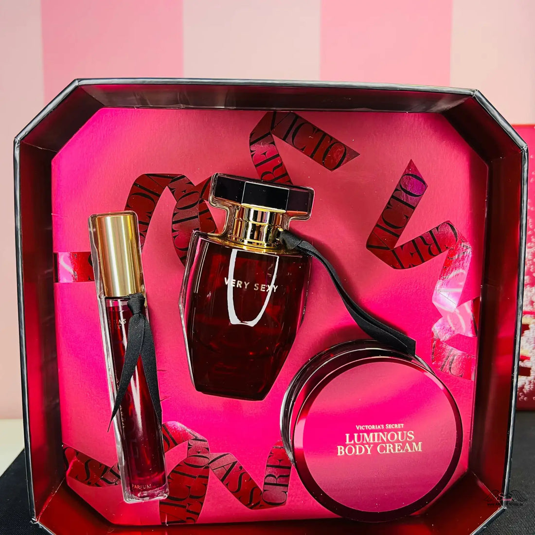 Detailní záběr na parfém a zrcadlo v boxu Very Sexy od Victoria’s Secret