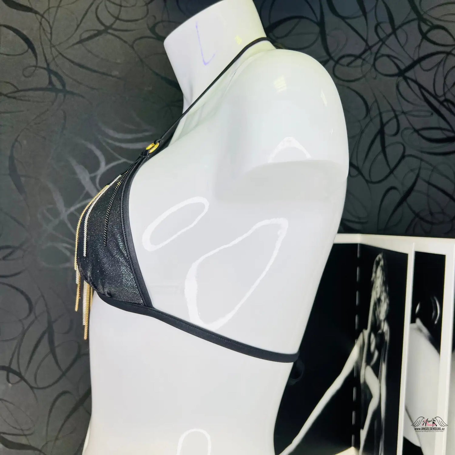 Černý a zlatý třásňový bikini top z kolekce Ohromující Horní Díly Plavek