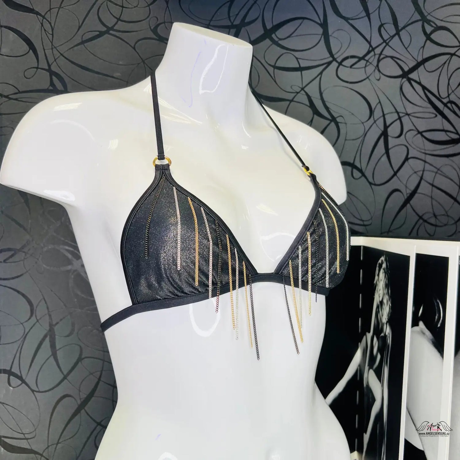 Černý bikiny top s řetízkovým třásněním v Ohromujících Horních Dílech Plavek