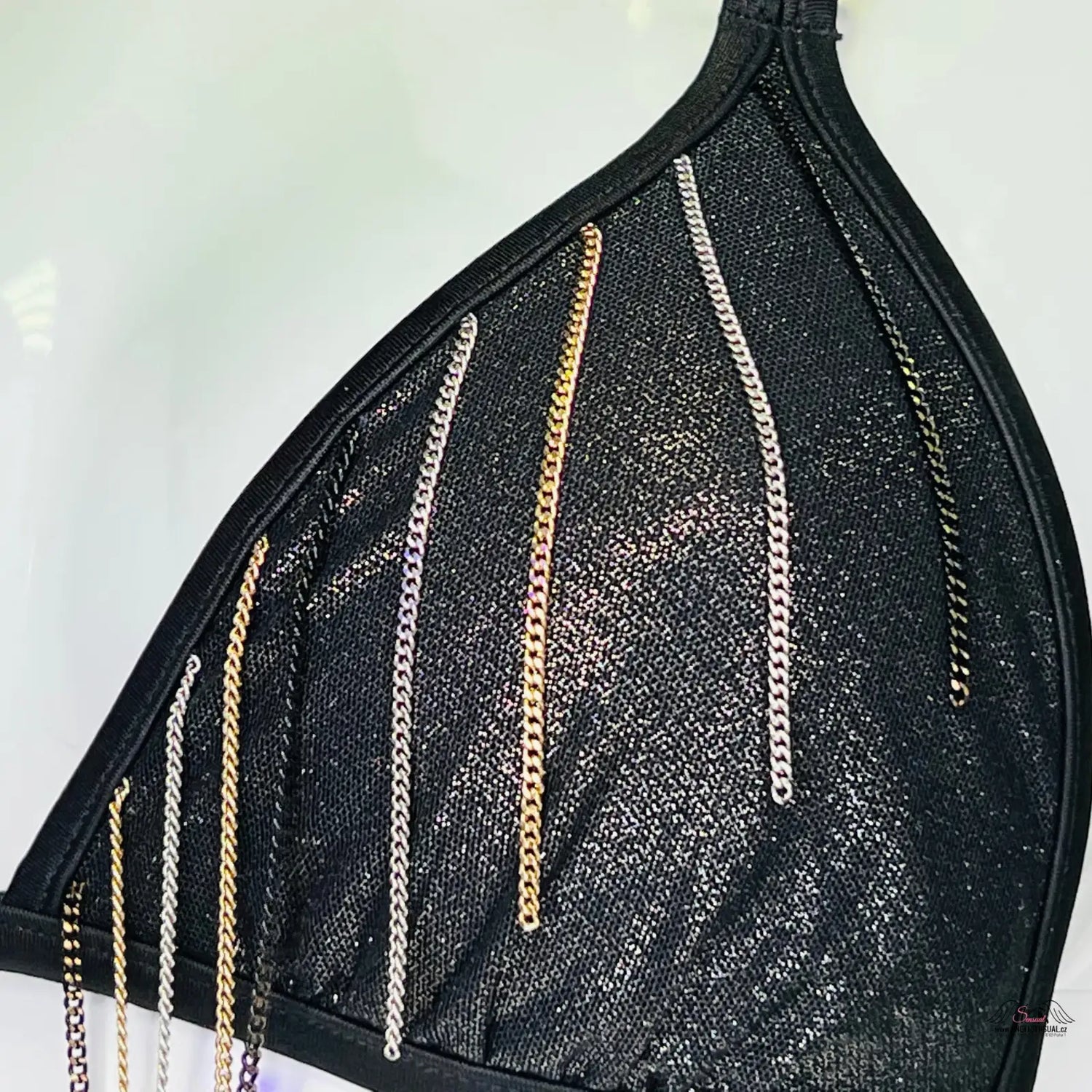 Černý bikiny top s řetízkovými třásněmi pro odvážné ženy