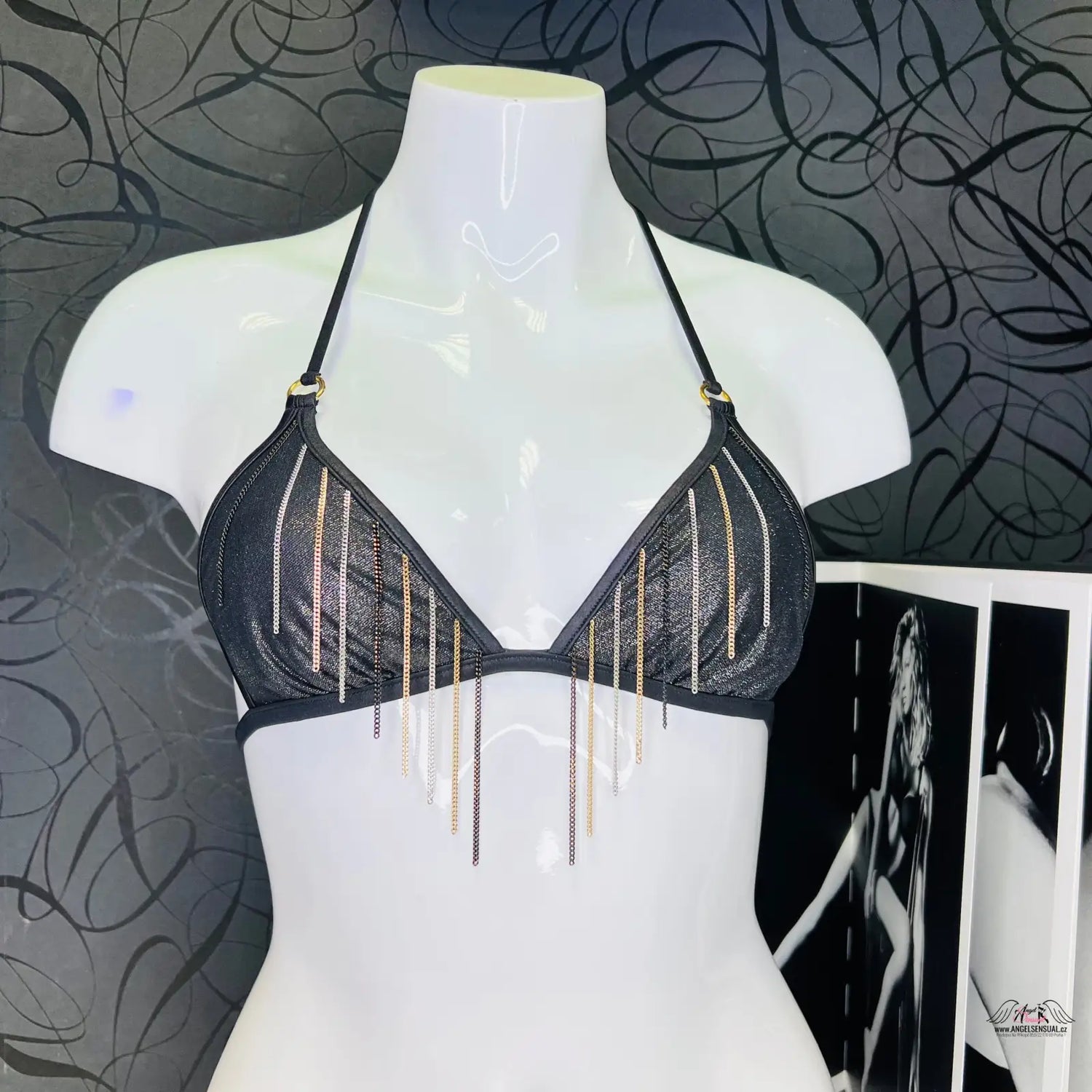 Černý bikiny top s metalickým třásněním pro sebevědomé ženy
