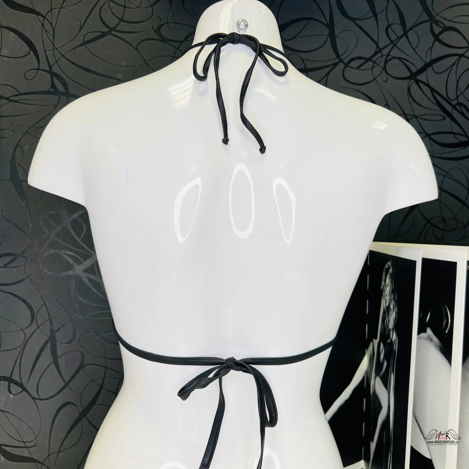Černý bikiny top na manekýně v kolekci Ohromující Horní Díly Plavek