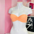 Bílý mannequin s broskvovým bandeau topem z kolekce Ohromující Plavkový Top