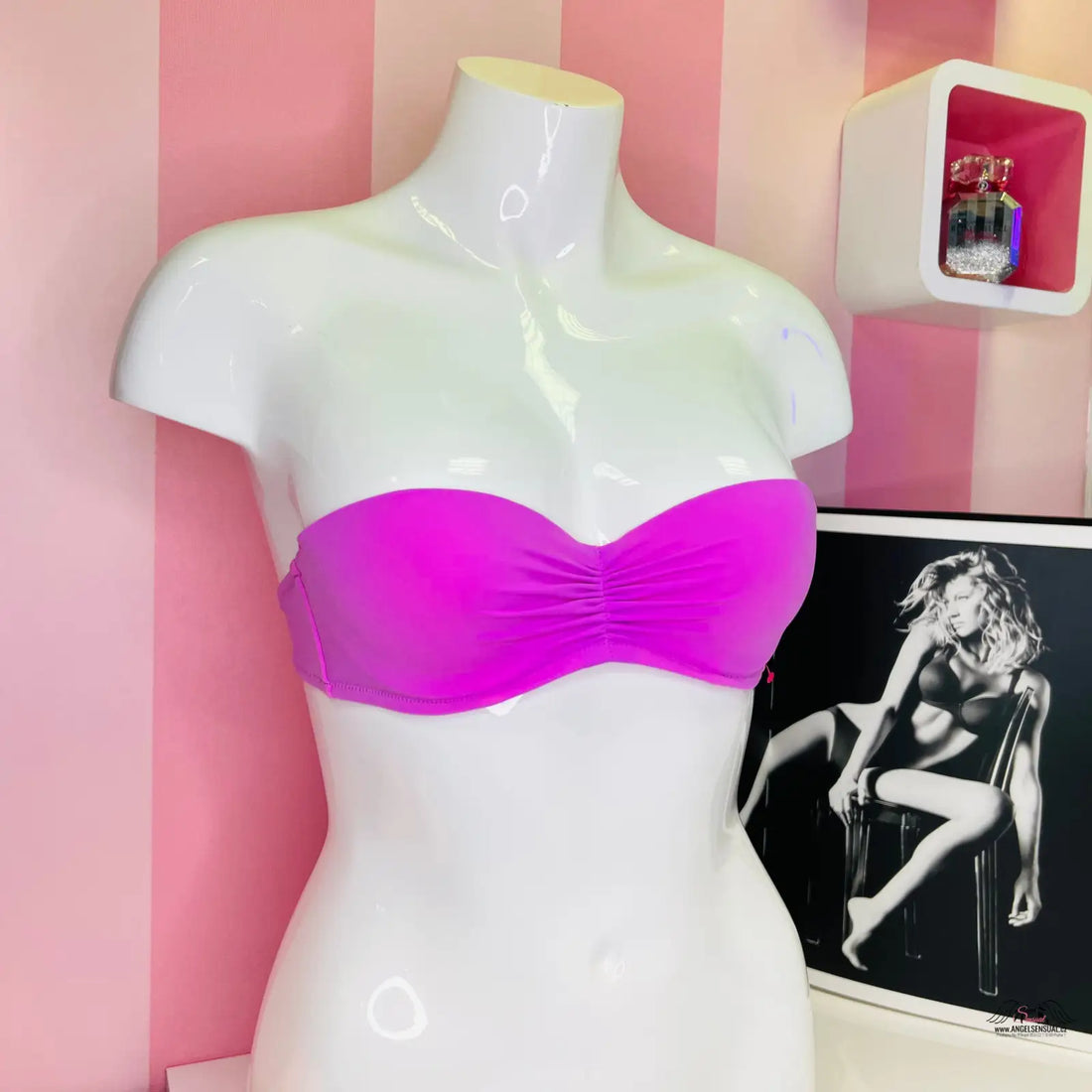 Horký růžový bandeau bikini top na bílém manekýnu pro letní styl