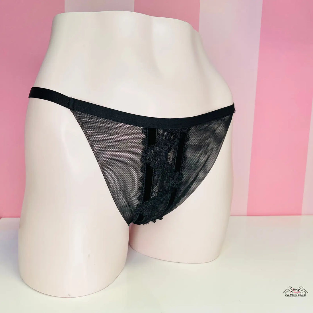 Černé síťované a krajkové bikiny na modelu od Victoria’s Secret