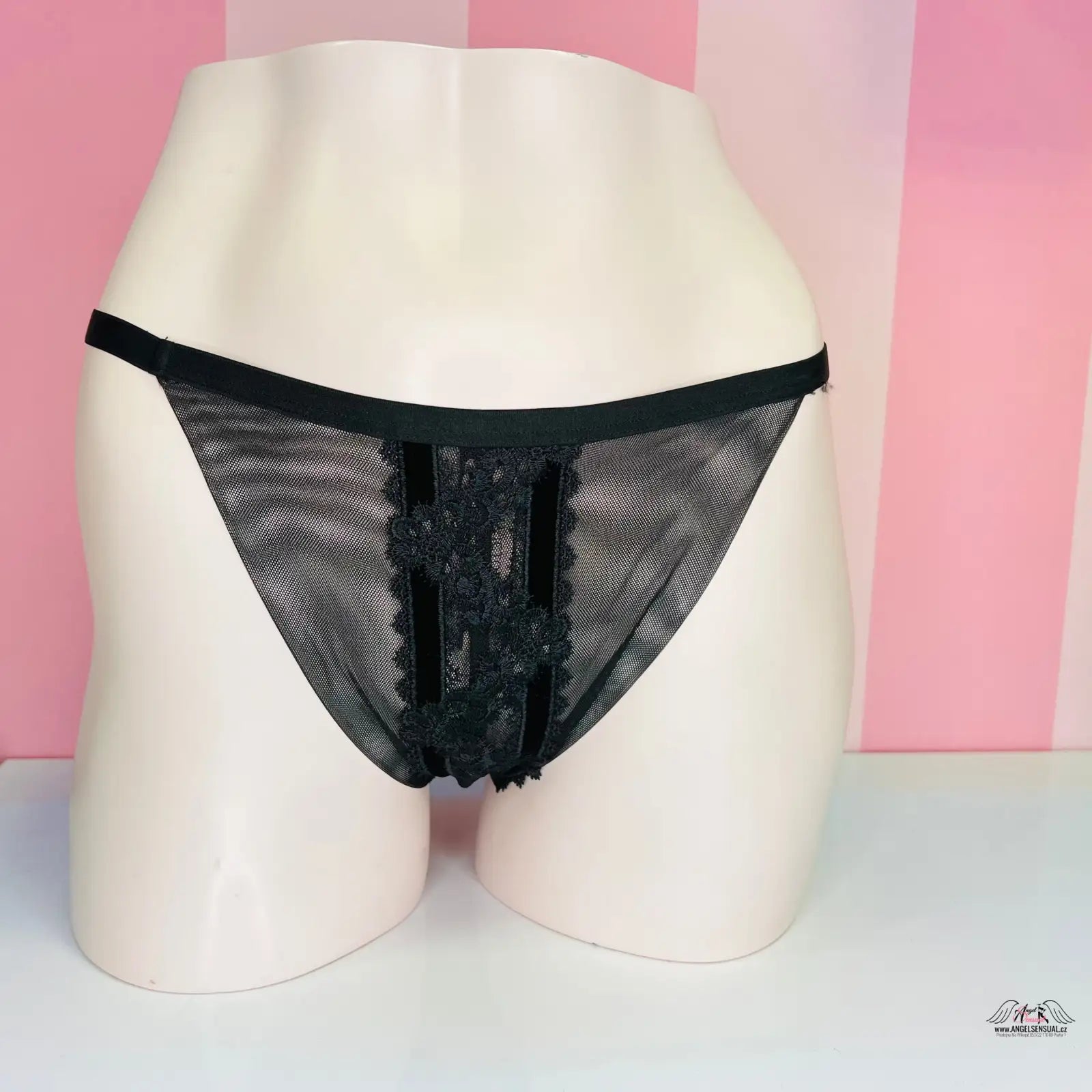 Černé krajkové síťované tangá prádlo na figuríně od Victoria’s Secret