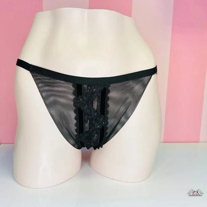 Černé krajkové síťované tangá prádlo na figuríně od Victoria’s Secret