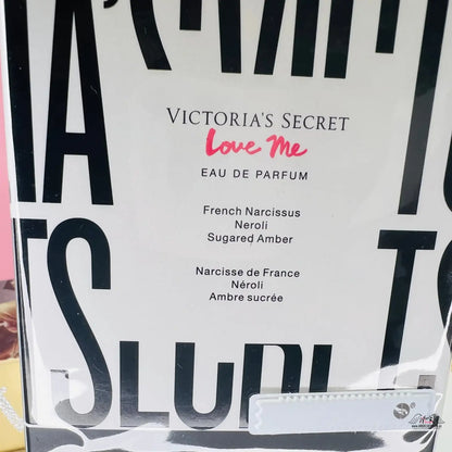 Cenově dostupný parfém Love Me od Victoria’s Secret v elegantní krabičce