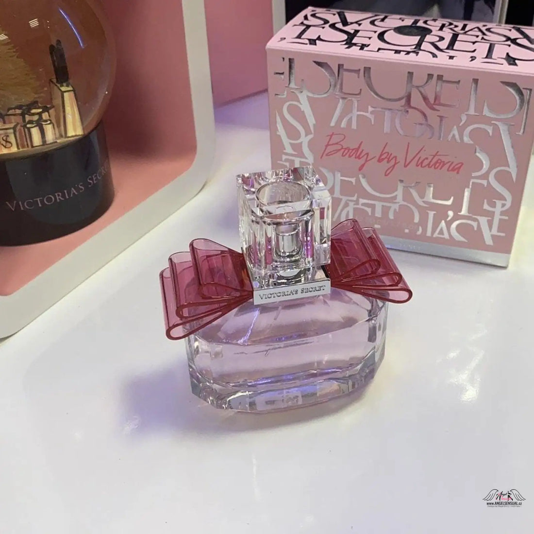 Lahev parfému Oslnivá Květinová Vůně pro Elegantní Ženy na stole