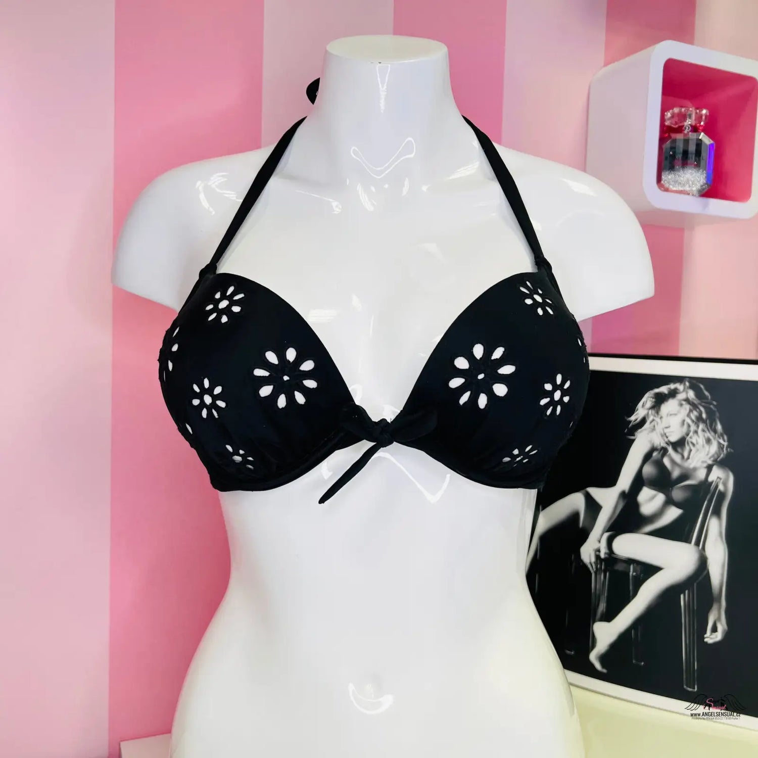 Černý halter bikini top s květinovým výřezem, produkt Oslnivý Květinový Horní Díl Plavek