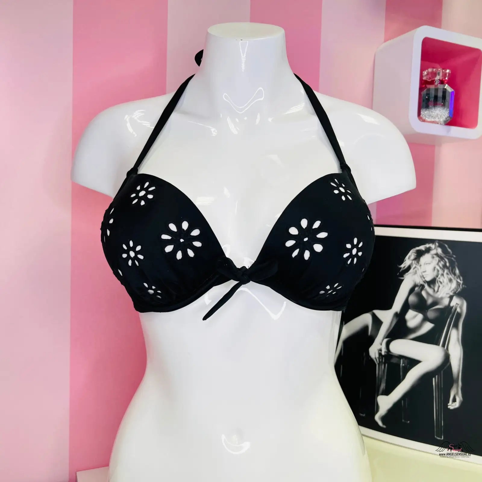 Černý halter bikini top s květinovým výřezem, produkt Oslnivý Květinový Horní Díl Plavek