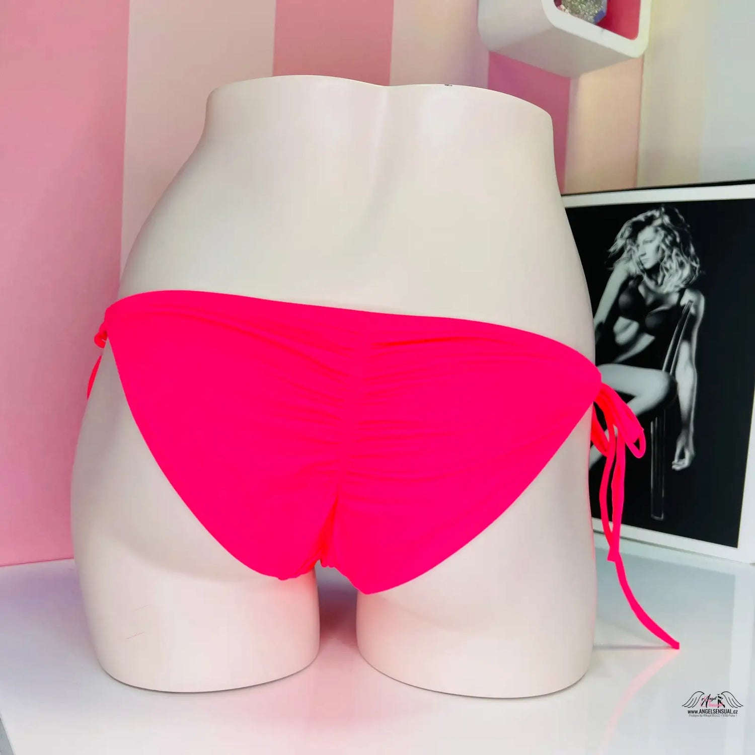 Horkorůžový string plavkové spodní díl na bílém manekýně pro stylový vzhled