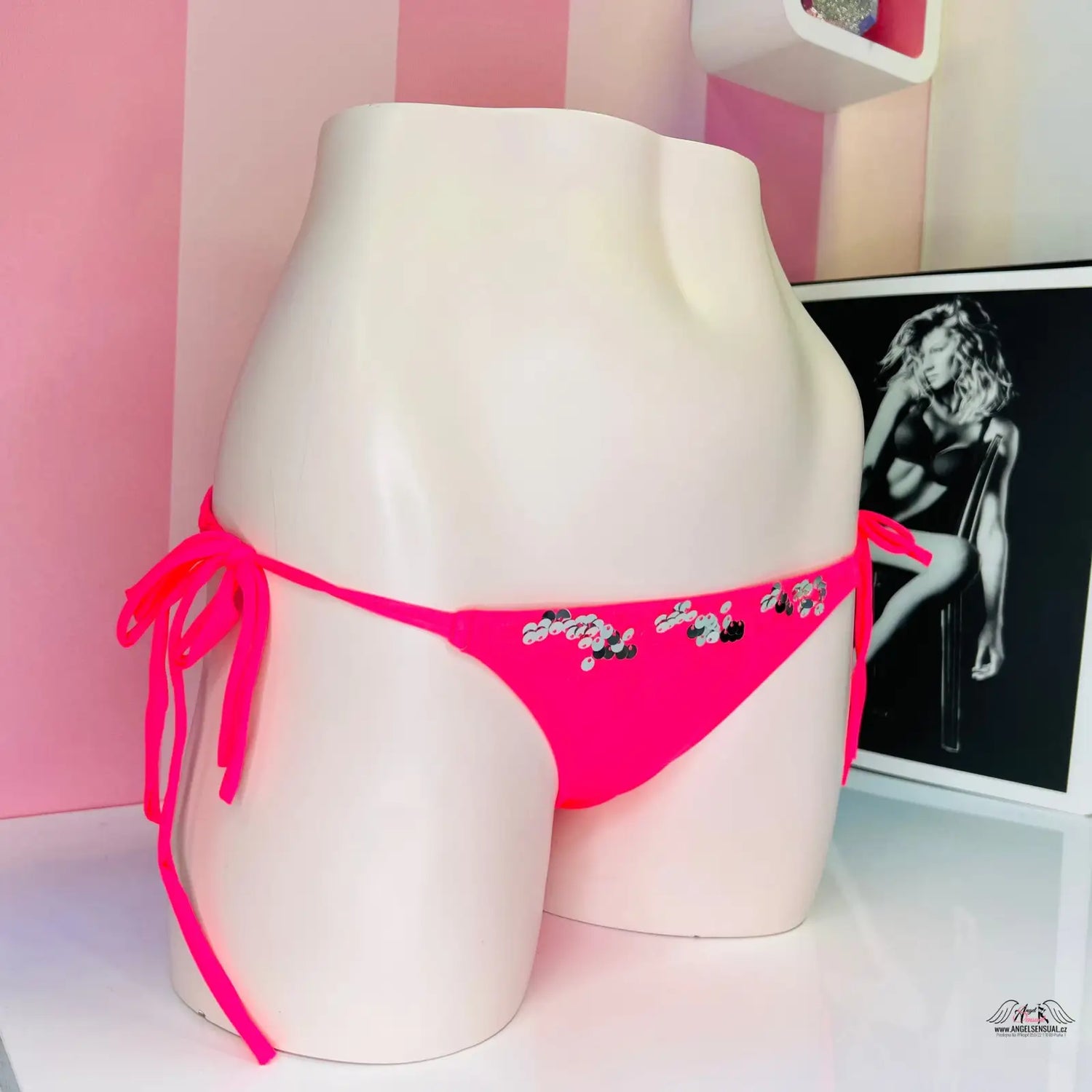 Růžový bikiny spodek s dekorativními stříbrnými šperky pro plážový styl
