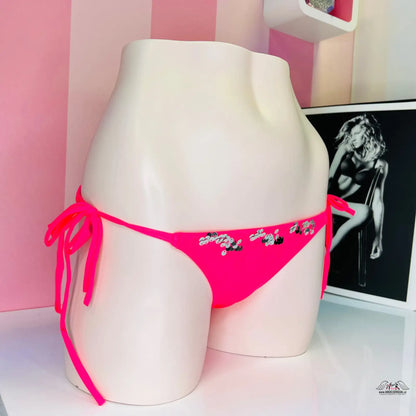 Růžový bikiny spodek s dekorativními stříbrnými šperky pro plážový styl
