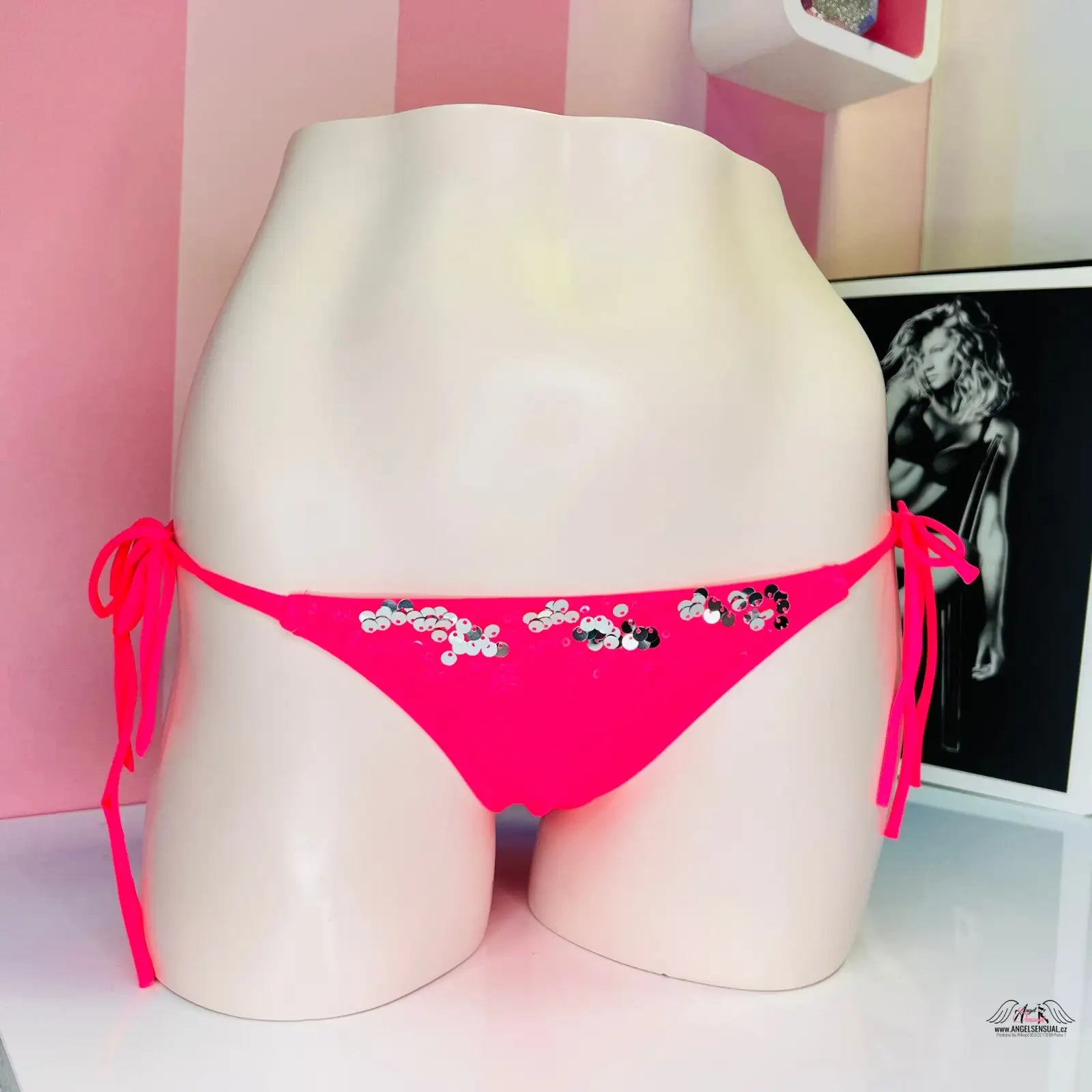 Horkorůžové bikiny s květinovými ozdobami pro stylový plážový vzhled