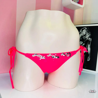 Horkorůžové bikiny s květinovými ozdobami pro stylový plážový vzhled