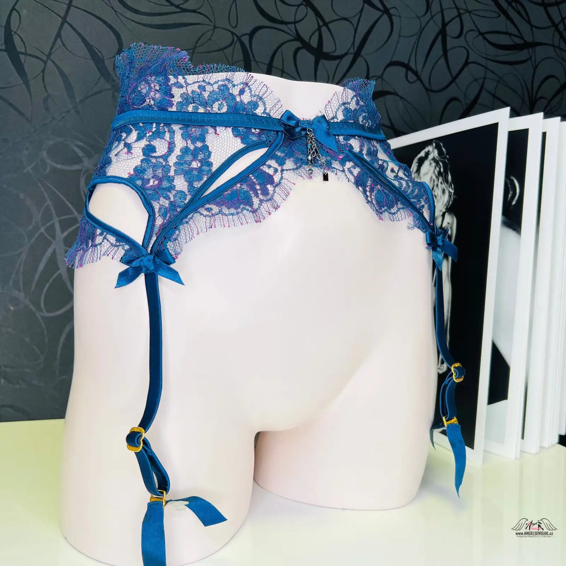 Modrý krajkový podvazek Palmina se stuhou a řetízkem, elegantní a svůdný design