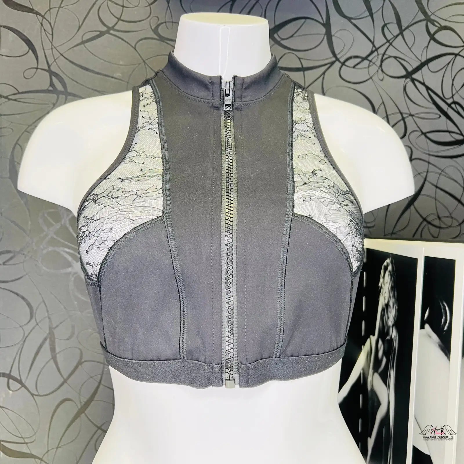 Šedý crop top s krajkovými detaily a zipem, ideální pro sportovní styl