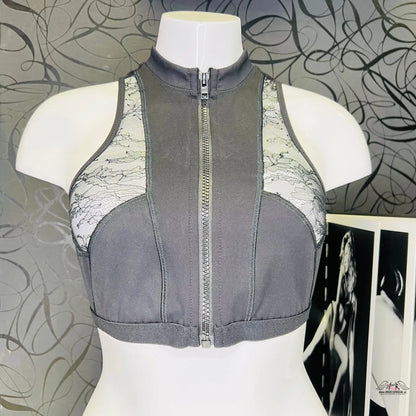 Šedý crop top s krajkovými detaily a zipem, ideální pro sportovní styl