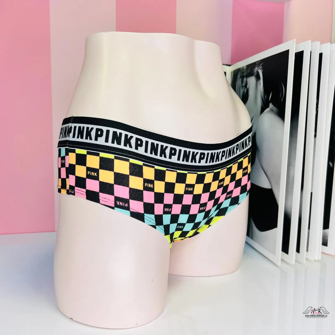 Barevné vzory PINK kalhotky s nápisem PINK na pasu na figuríně, ideální lingerie