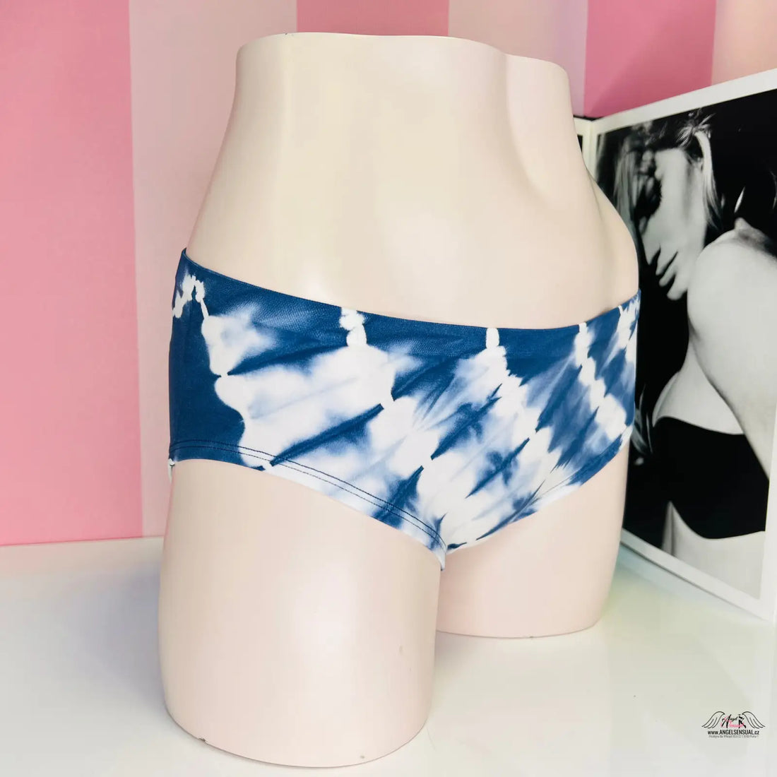 Manekýn s modro-bílými batikovanými kalhotkami s jedinečným batikovaným motivem