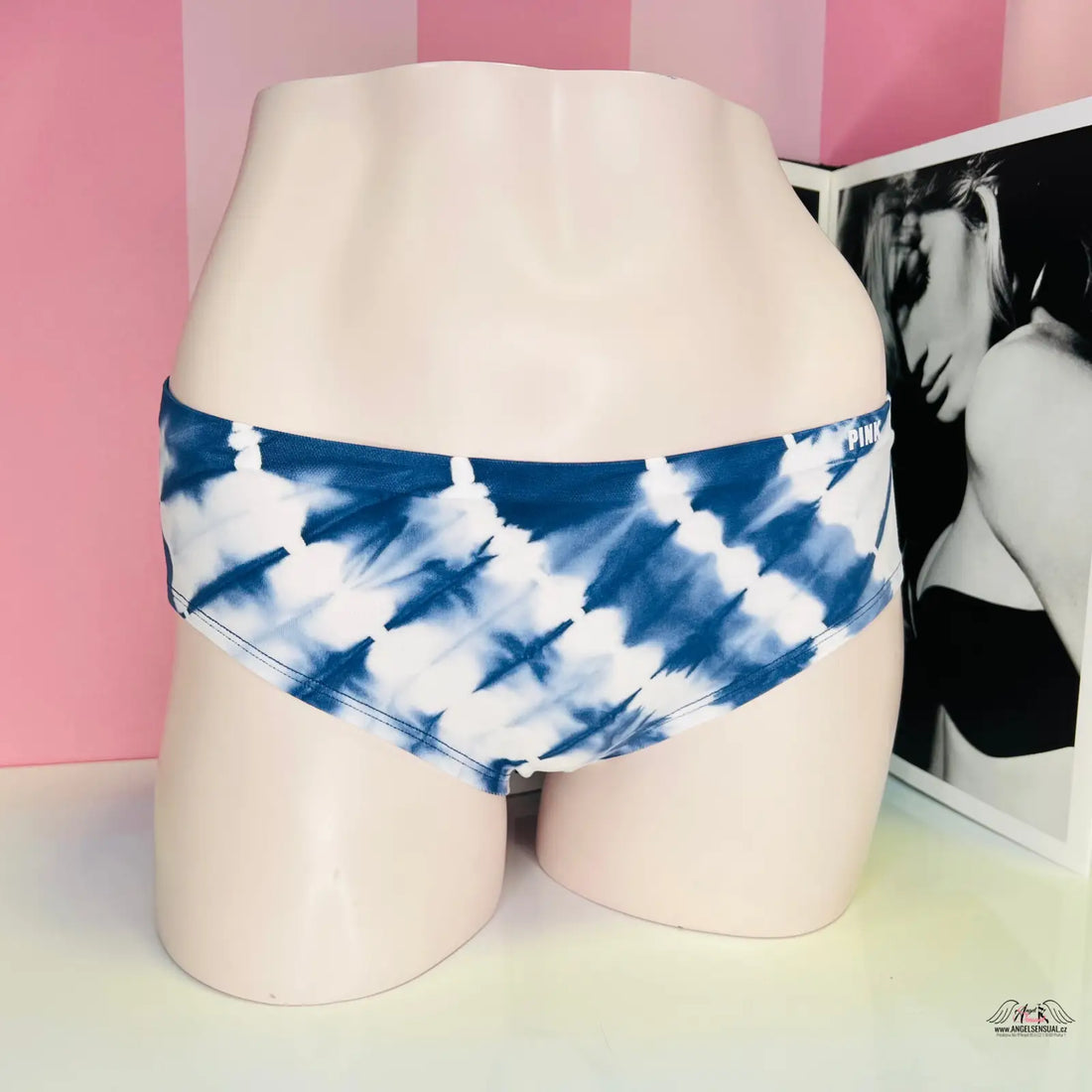 Blue and white tie-dye batikované kalhotky na figuríně s jedinečným batikovaným motivem