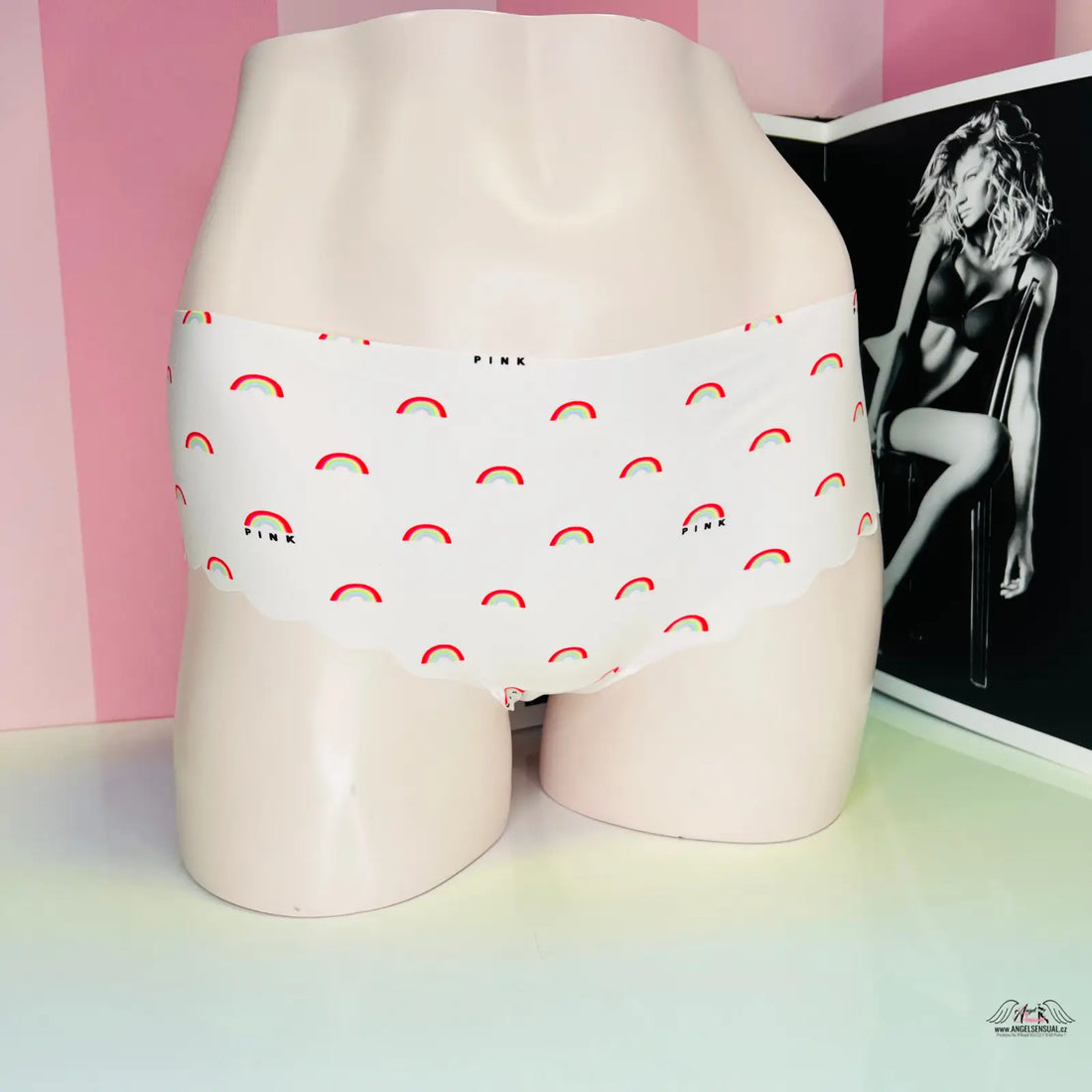 Bílé kalhotky s duhovým vzorem a jemnými volánky v růžovém prádle