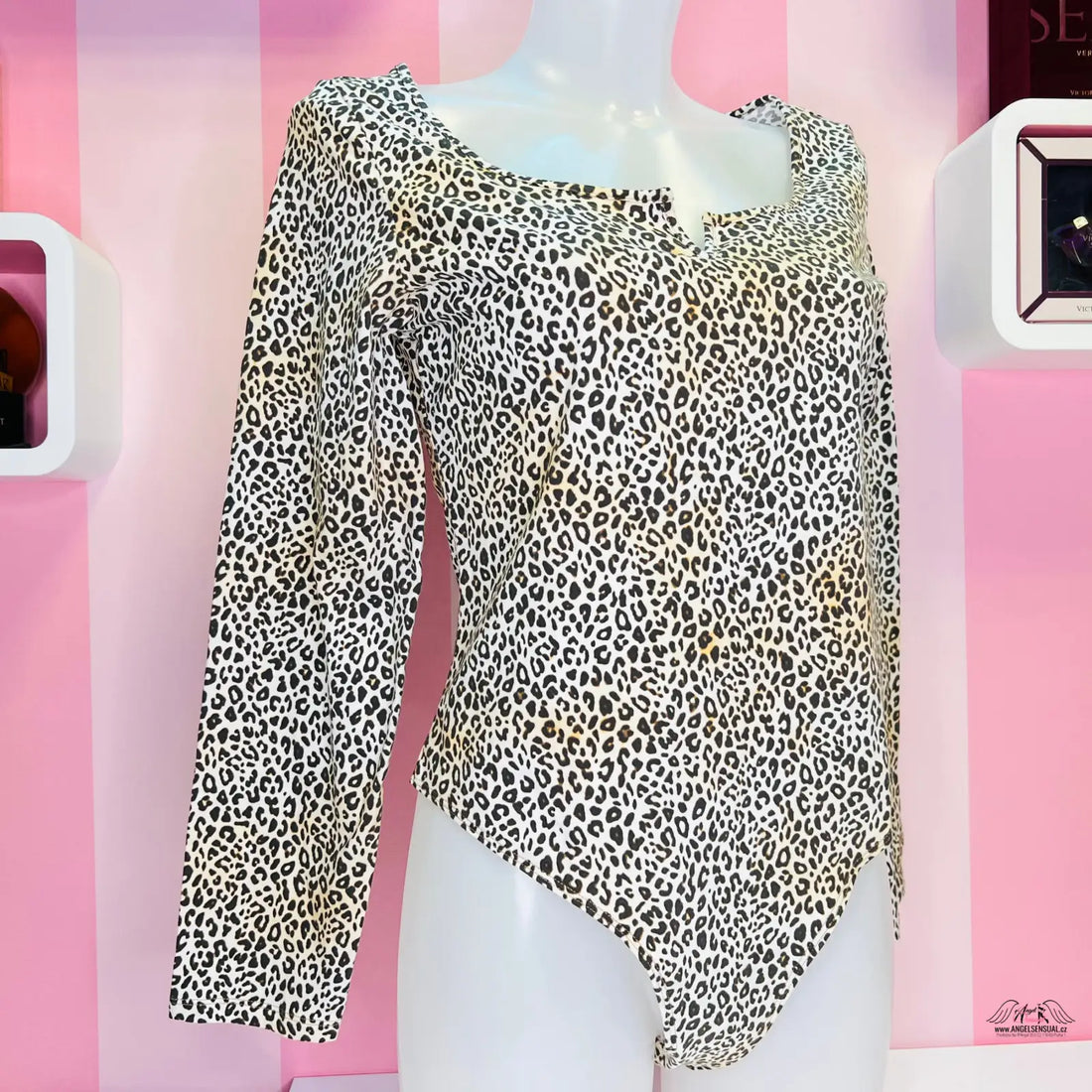 Pohodlné gepardí body v černo-bílém vzoru s dlouhým rukávem a střih tanga
