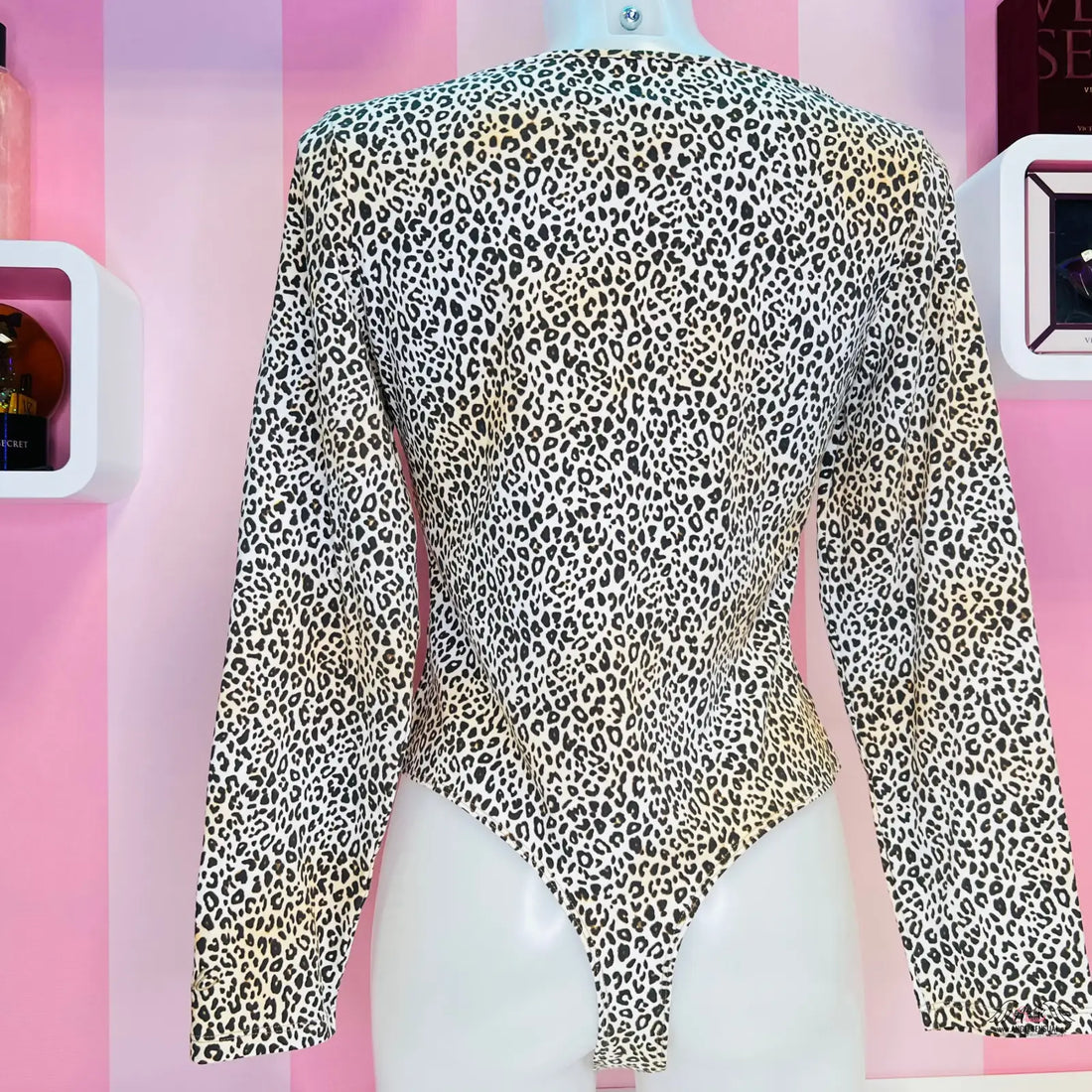 Gepardí body s dlouhými rukávy, vysokým límcem a střih tanga, pohodlné gepardí body