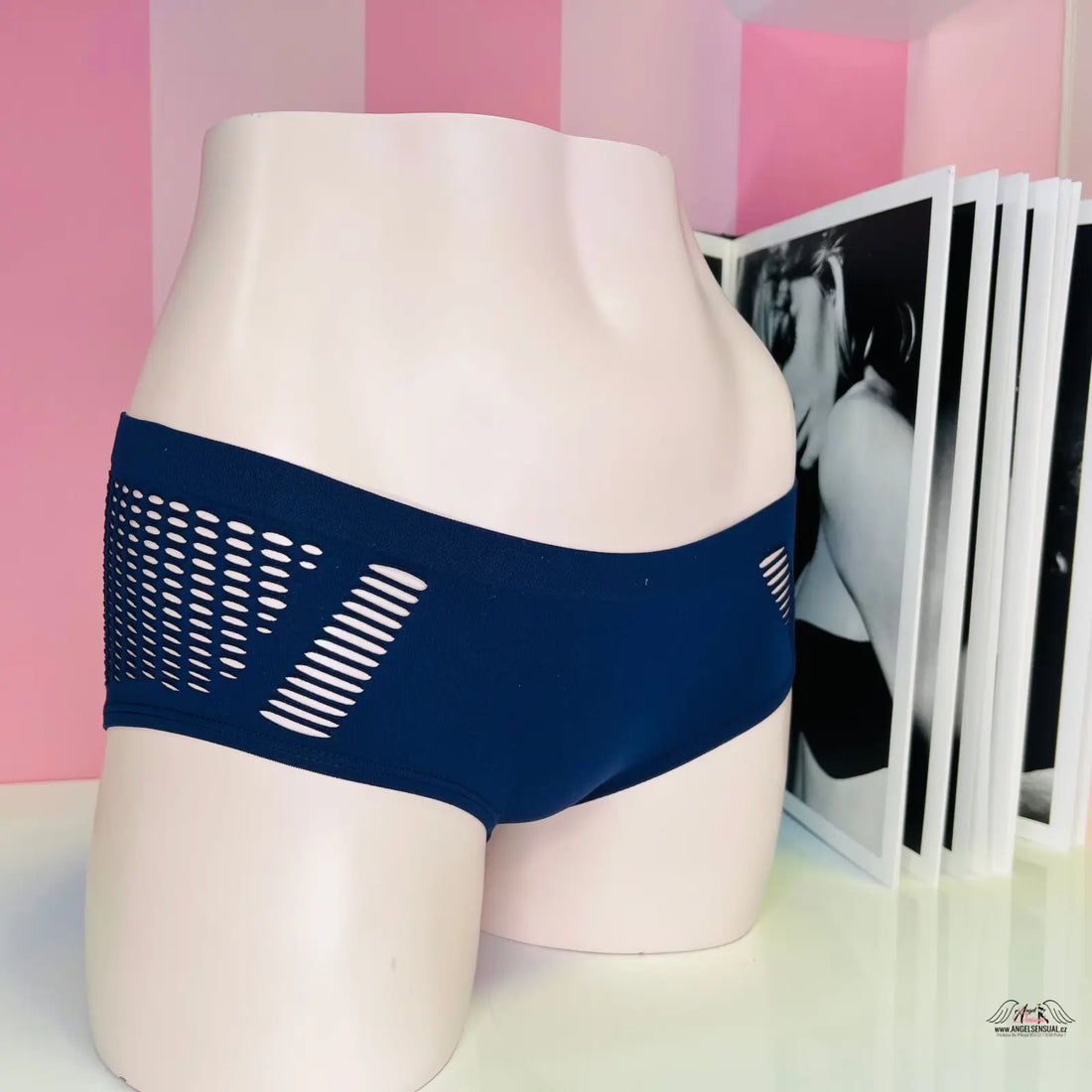 Navy blue laser-cut hipster kalhotky s bočními rozparky od Agent Provocateur