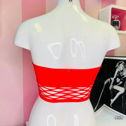 Velice příjemná červená bandeau top s překříženými popruhy na mannequinovi, lze nosit jako apparel &amp; accessories