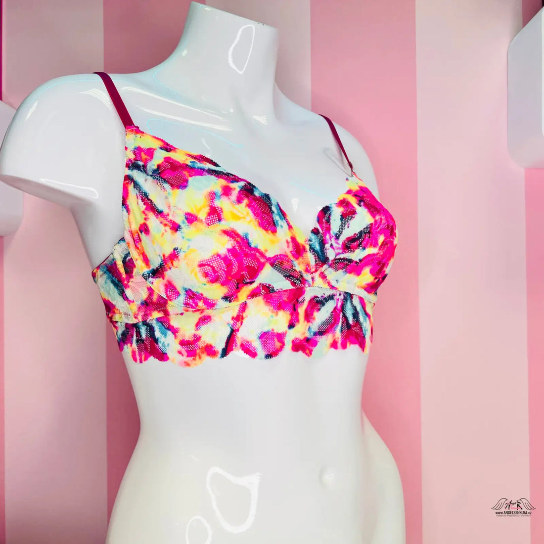 Krajkový bralette Pink s květinovým potiskem na manekýně, objevte tajemství pink