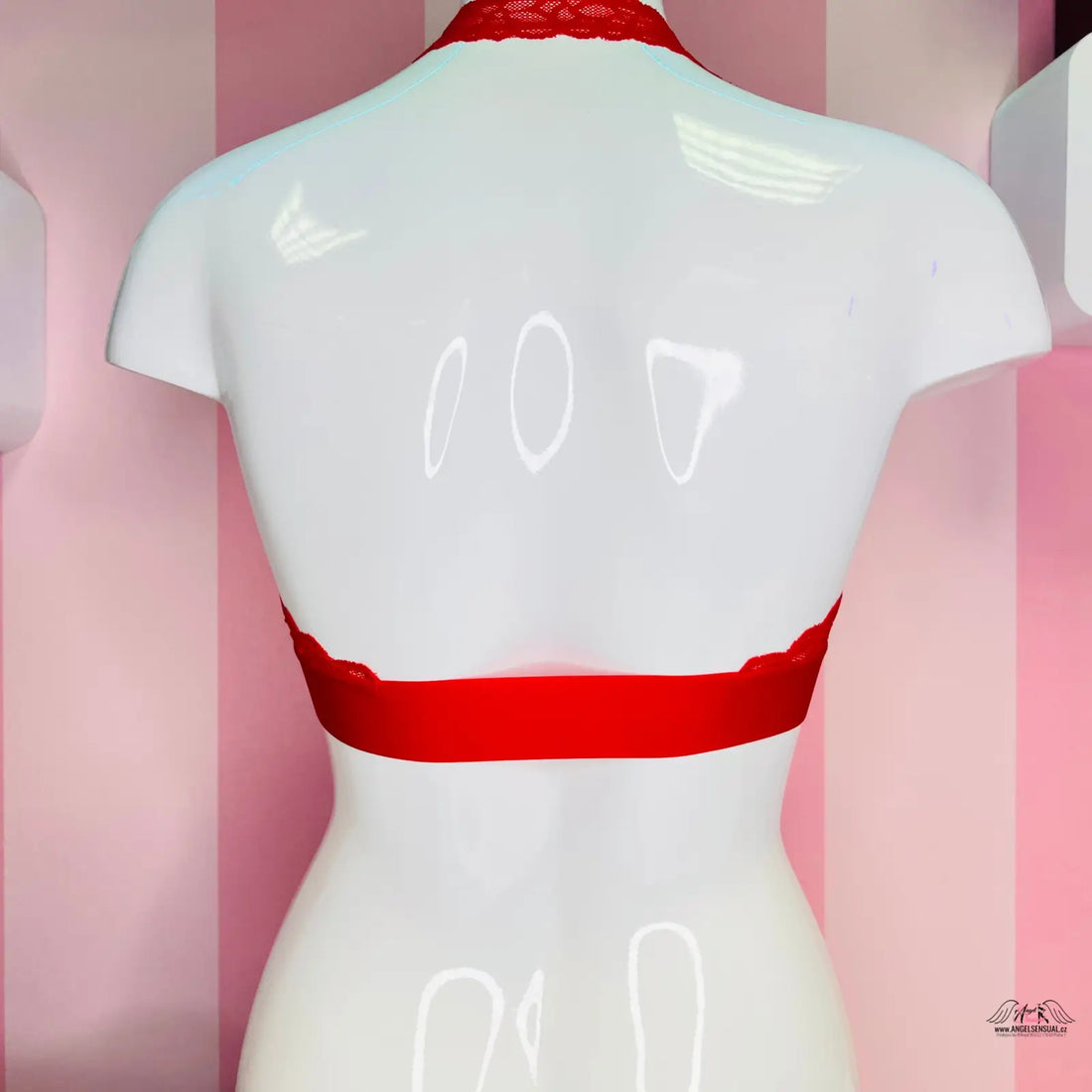 Bílý manekýn s červenou stuhou kolem pasu na luxusní krajkovou braletku PINK