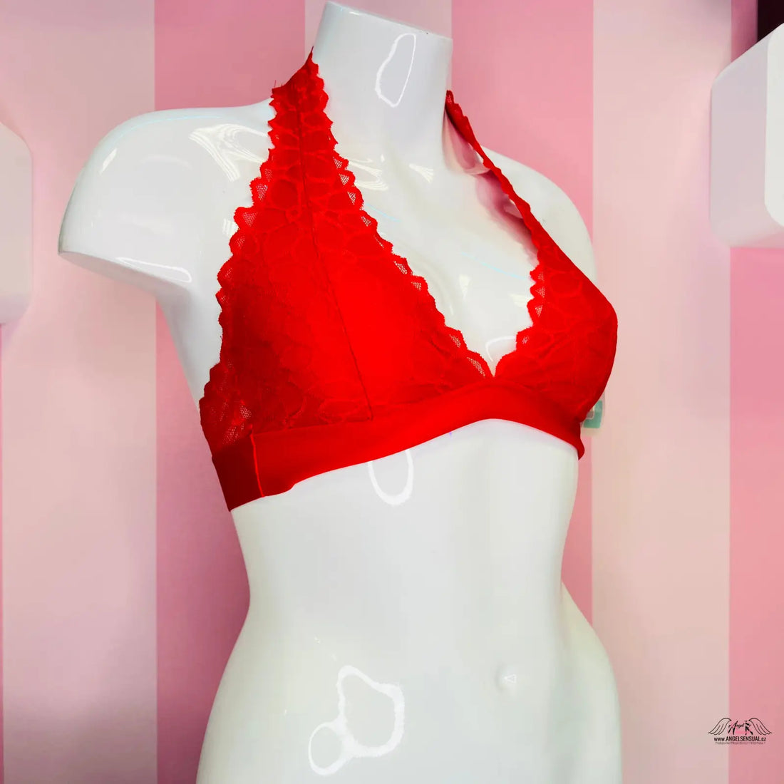 Neodolatelný vzhled s luxusní krajkovou braletkou PINK na bílém manekýnu