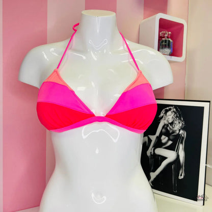 Růžový horní díl plavek PINK Trio na bílé figuríně, ideální jako horní díl plavek