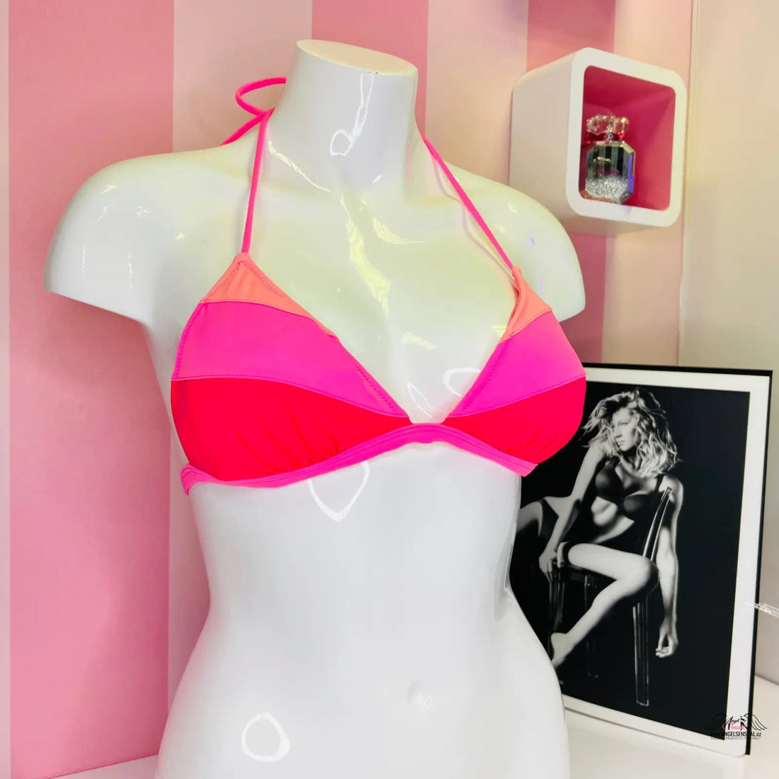 Růžový horní díl plavek Trio na bílém modelu, ideální díl plavek