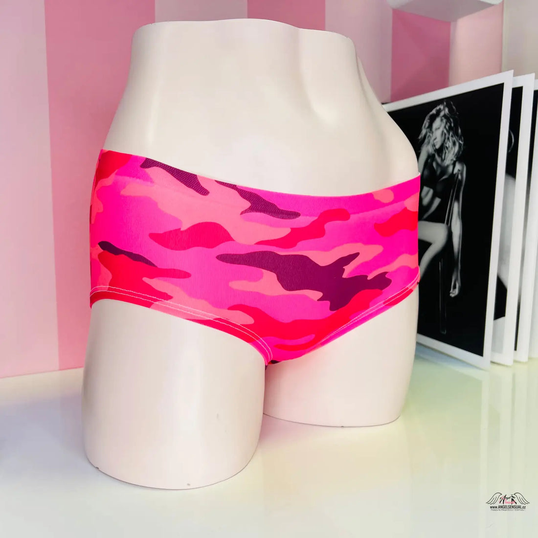 Pink maskáčové kalhotky pink na figuríně, stylové maskáčové kalhotky s moderním vzhledem