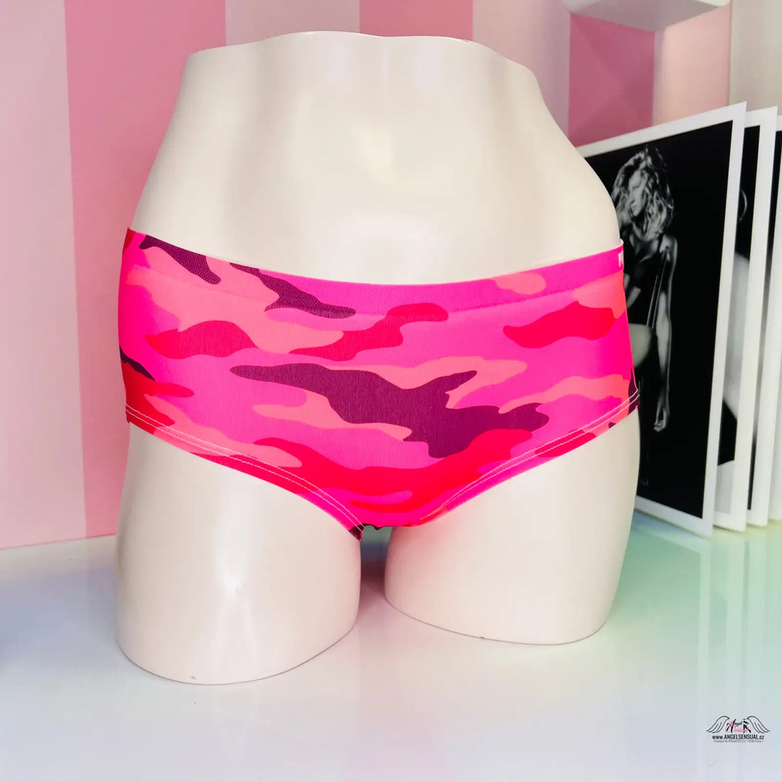 Pink maskáčové kalhotky pink na manekýnu, stylové maskáčové kalhotky s moderním vzhledem