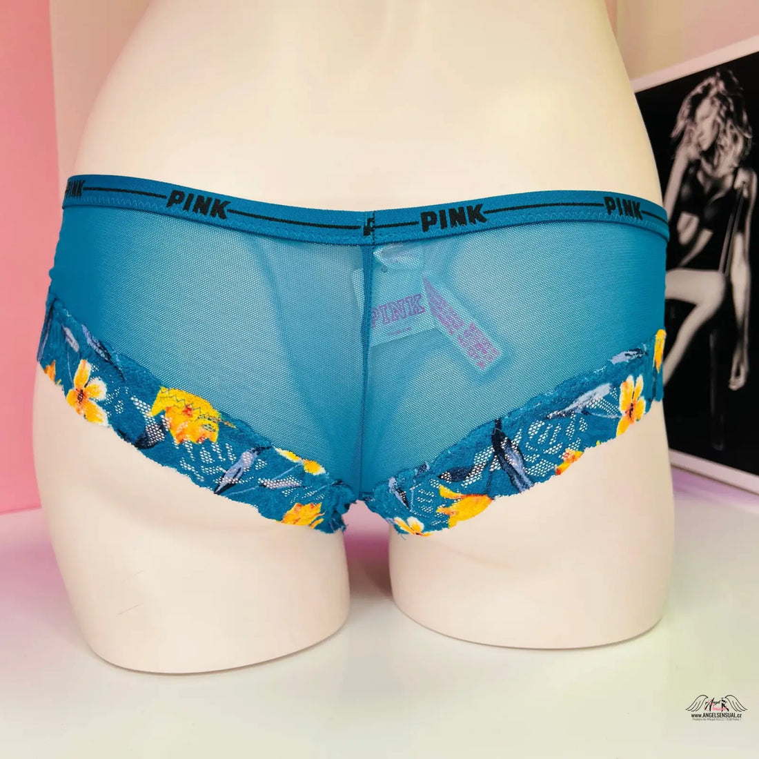 Modré krajkové kalhotky s barevným motivem květinového vzoru, inspirované Agent Provocateur