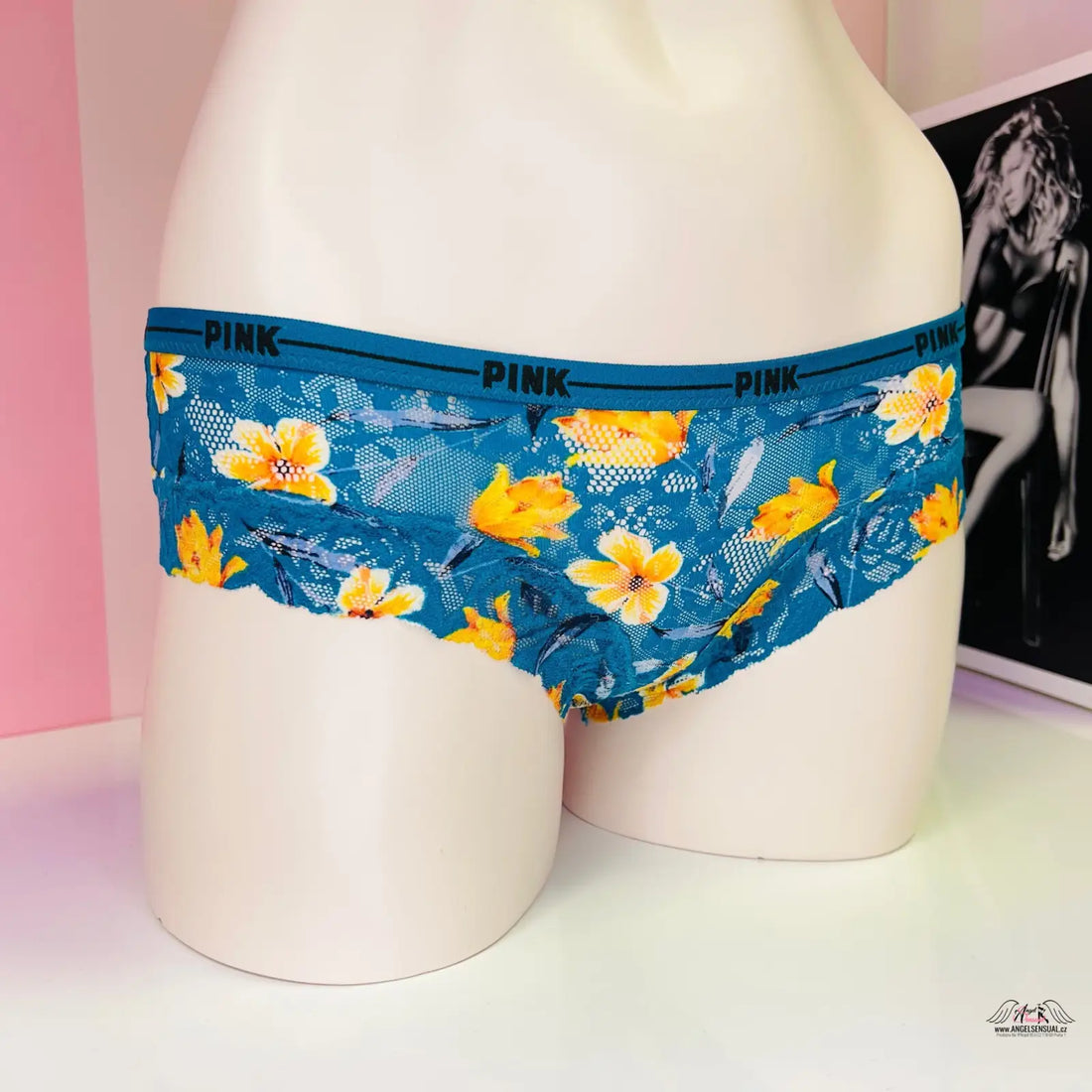 Modré krajkové kalhotky s barevným motivem květin na figuríně, inspirované Agent Provocateur