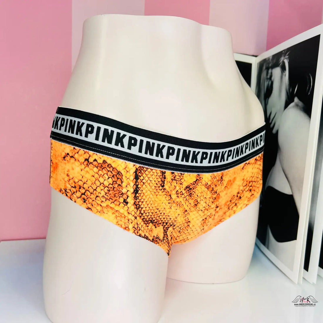 Bílá váza s žlutými a černými barevnými kalhotkami Hadím Vzorem na výjimečný look