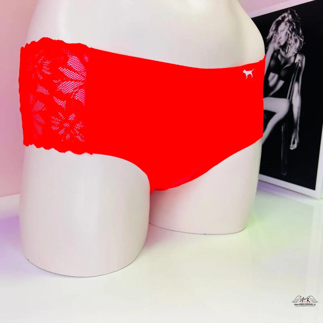 Bílá manekýnka s PINK Kalhotky s Krajkovou Elegancí ve stylu cheekster tanga