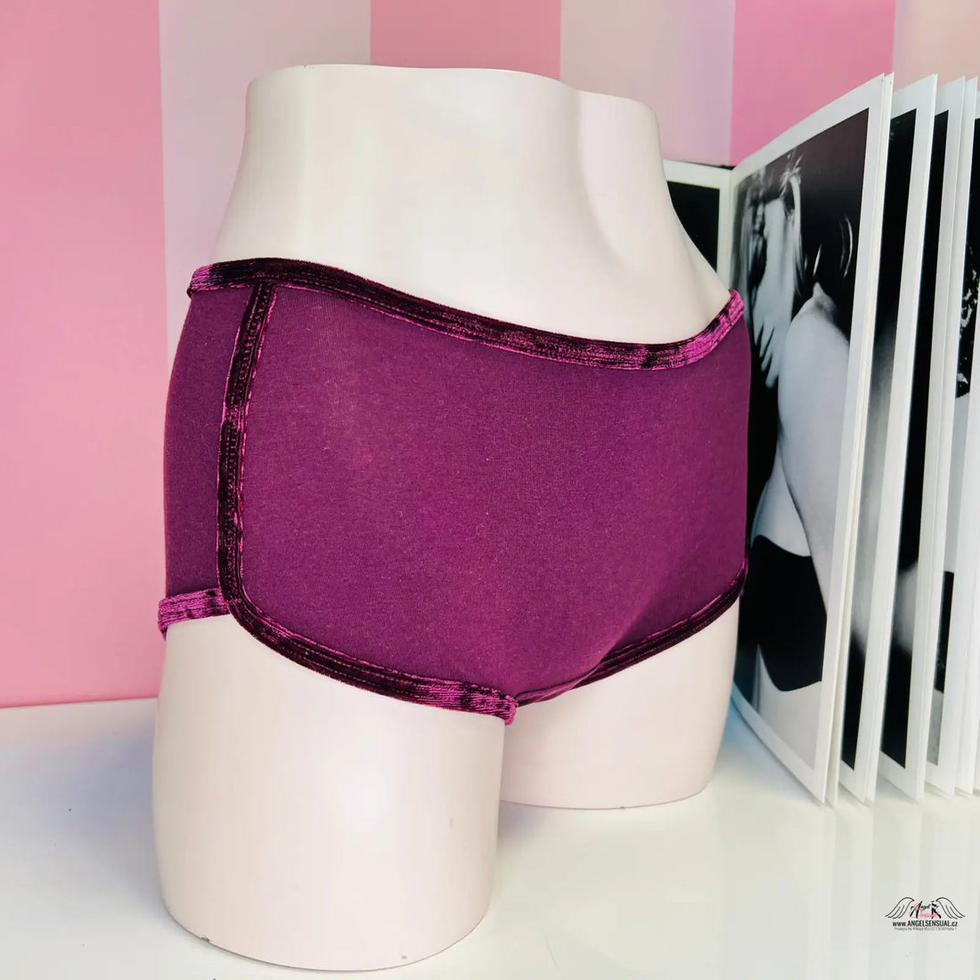 Manekýn s PINK Kalhotky Velvet Trim Shortie s luxusními semišovými okraji