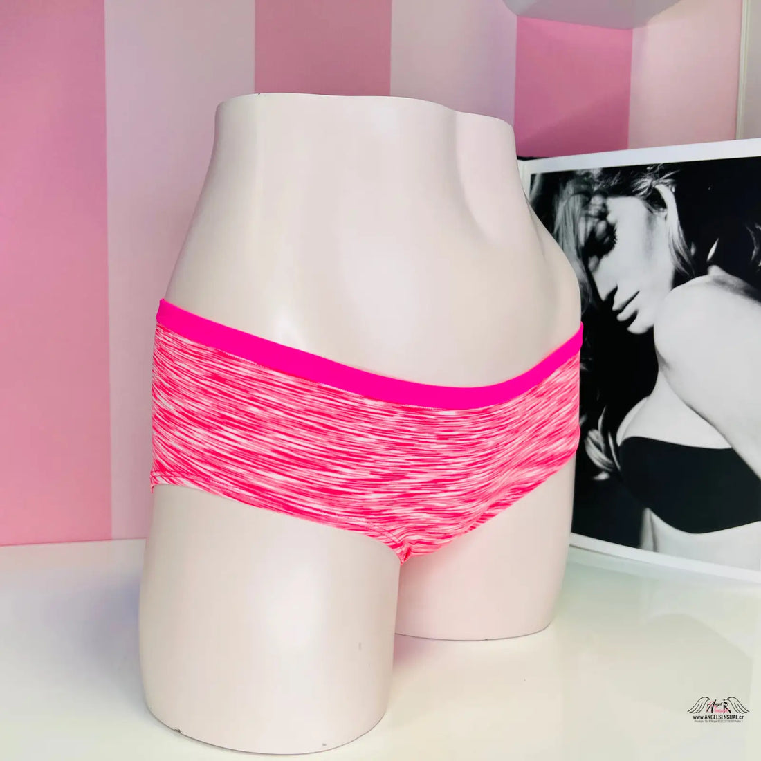 Manekýn s růžovými žíhanými kalhotkami spodní prádlo s měkkou gumou
